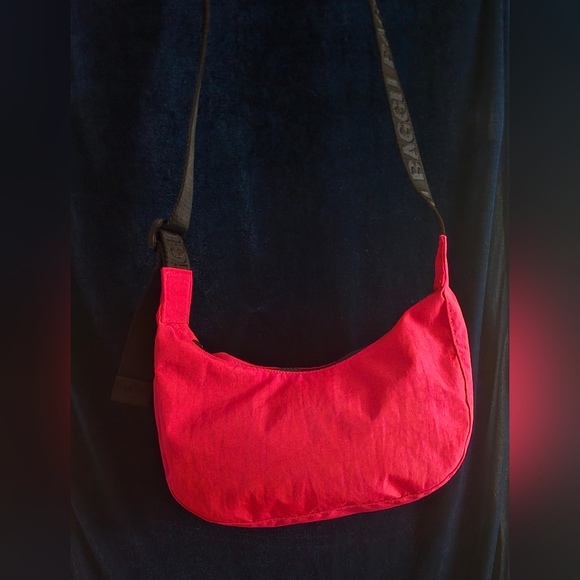 Baggu Small Candy Apple Red Crescent Bag - Picture 1 of 2
